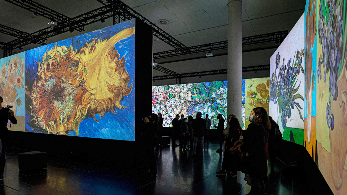 Van Gogh’s flower still life paintings delivered by the QuadHead2Go video wall controllers