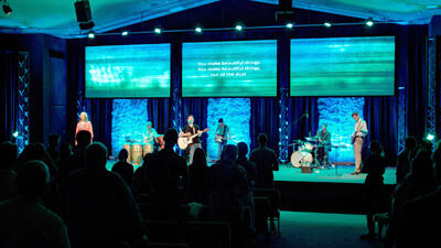 triple-screen installation provides the church with a cost-effective, easy-to-use solution